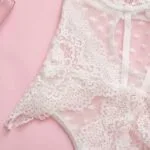 Detalhes de Lingerie de Lua de Mel com Renda Floral Recortada Detalhes de Lingerie de Lua de Mel com Renda Floral Recortada