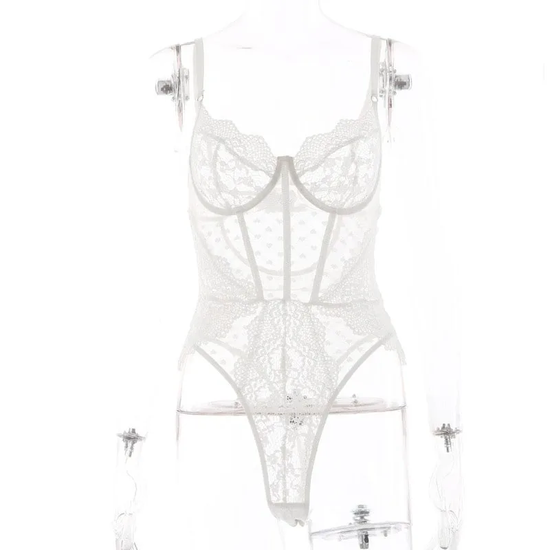 Floral Lace Cut Out Honeymoon Lingerie Front View Lingerie de lua de mel com recorte de renda floral vista frontal