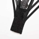 Terno de pelúcia com listras florais e detalhes na virilha