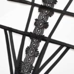 Detalhes da cintura do terno de pelúcia com listras florais