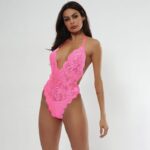 HotPink Multicolor Lace Floral Sheer Sexy Teddys Seitenansicht auf Modell