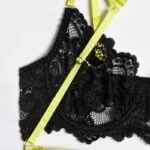 Conjunto de sutiã artesanal com costura de renda e detalhes de sutiã