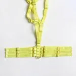 Conjunto de sutiã artesanal pesado com costura de renda e detalhes de argola para perna