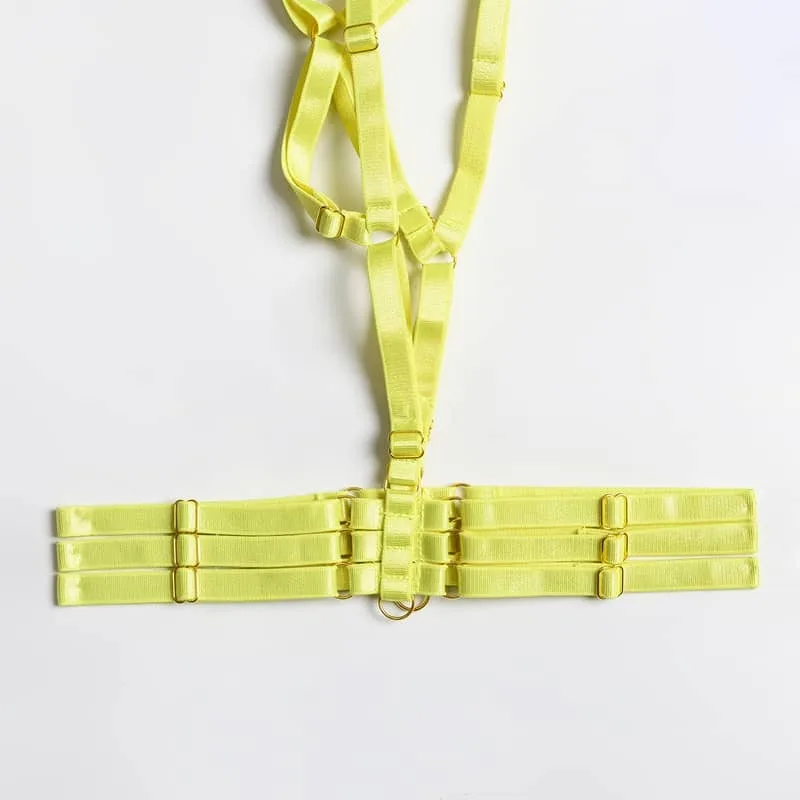Conjunto de sutiã artesanal pesado com costura de renda e detalhes de argola para perna