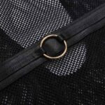 Metallringdetaljer av den genomskinliga svarta mesh-bodysuiten