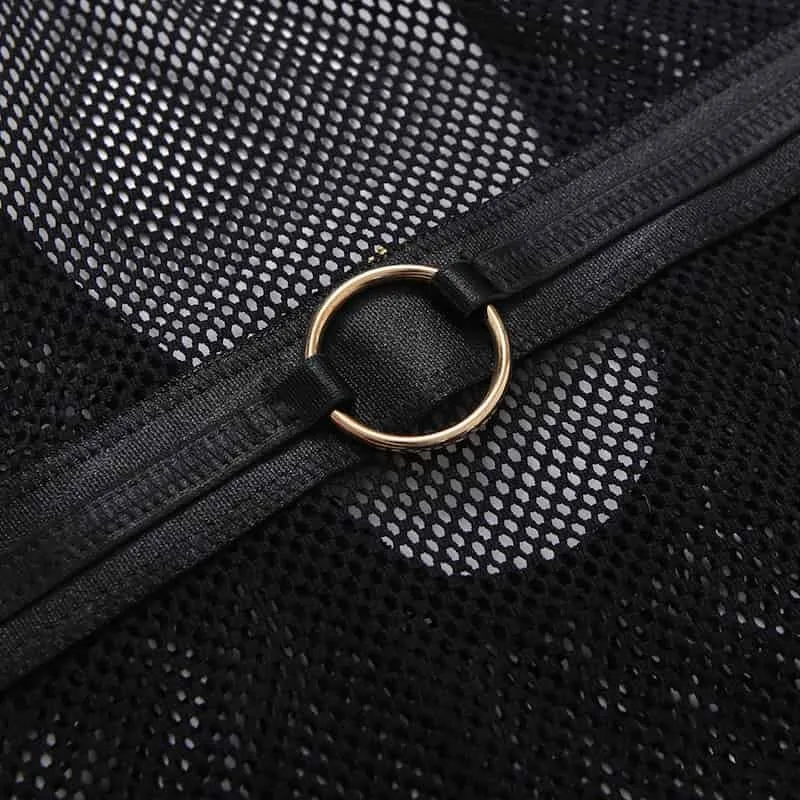 Metallring-Details des durchsichtigen schwarzen Mesh-Bodysuits