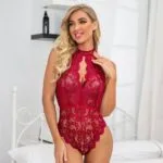 Traje de peluche transparente sin mangas con cuello alto rojo Show frontal en el modelo Traje de peluche transparente sin mangas con cuello alto rojo Show frontal en el modelo