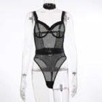 Durchsichtiger schwarzer Mesh-Bodysuit auf dem Modell