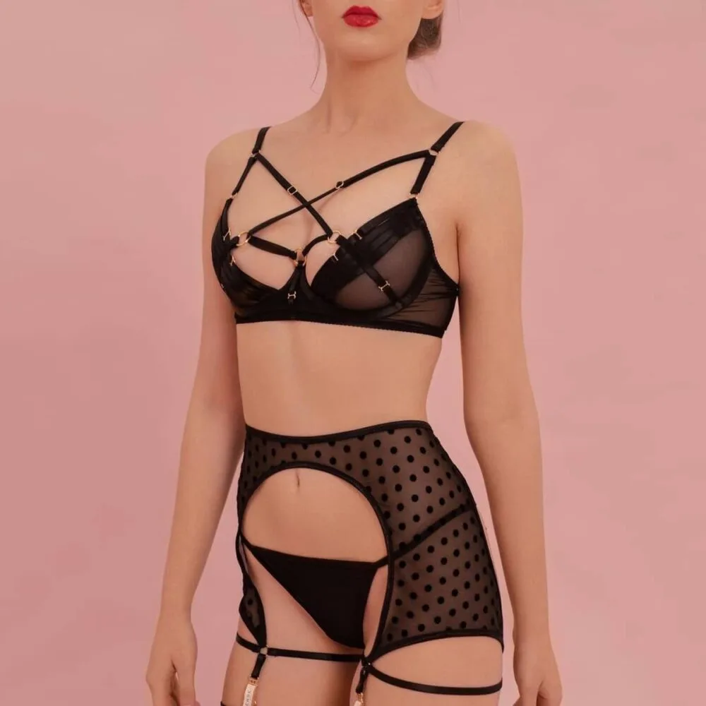 Sheer Mesh Polka Dot Bra Set Model Front Show_4_11zon Conjunto de sujetador de lunares de malla transparente Modelo frontal Show