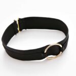 Bältet av den genomskinliga svarta mesh-bodysuiten