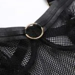 Die BH-Details des durchsichtigen schwarzen Mesh-Bodysuits
