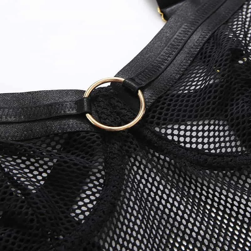 Die BH-Details des durchsichtigen schwarzen Mesh-Bodysuits