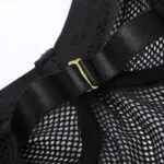 Die Details des durchsichtigen schwarzen Mesh-Bodysuits zurück