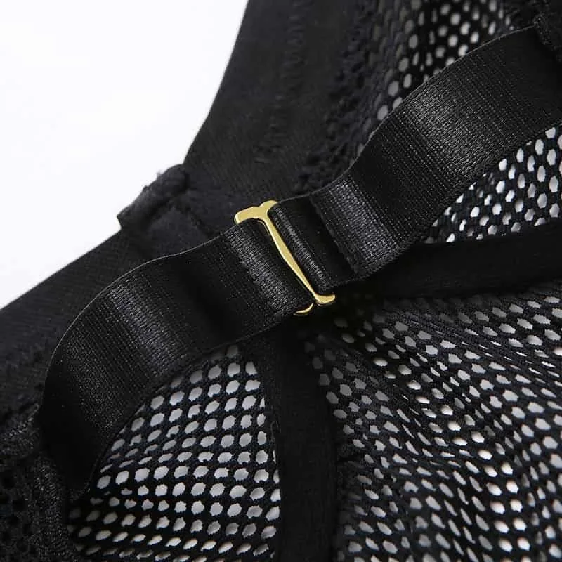 Die Details des durchsichtigen schwarzen Mesh-Bodysuits zurück