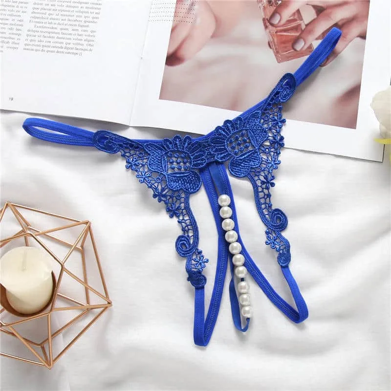 Présentoir micro-string bleu à entrejambe ouvert avec perles brodées de luxe