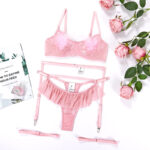 Ensemble de porte-jarretelles trois pièces en dentelle brodée rose Voir tout