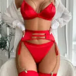 Conjunto de cinta-liga de corrente de metal vermelho exibido por modelo