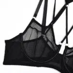 3-teiliges Set aus schwarzem Mesh-Neckholder-BH mit Hüftbedeckung und Strumpfbändern. BH-Details