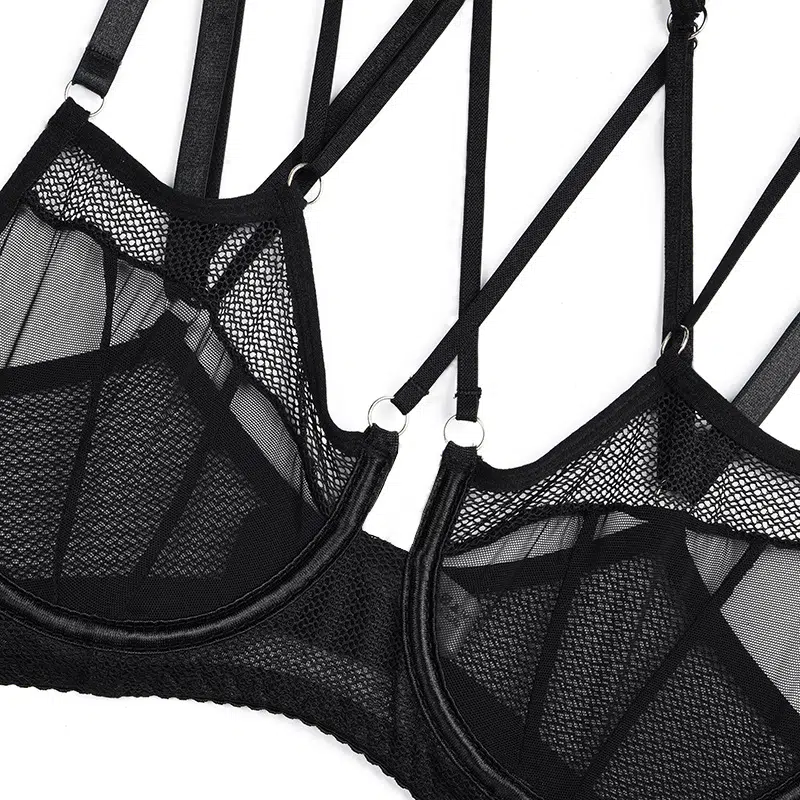 3-teiliges Set aus schwarzem Mesh-Neckholder-BH mit Hüftbedeckung und Strumpfbändern. BH-Show