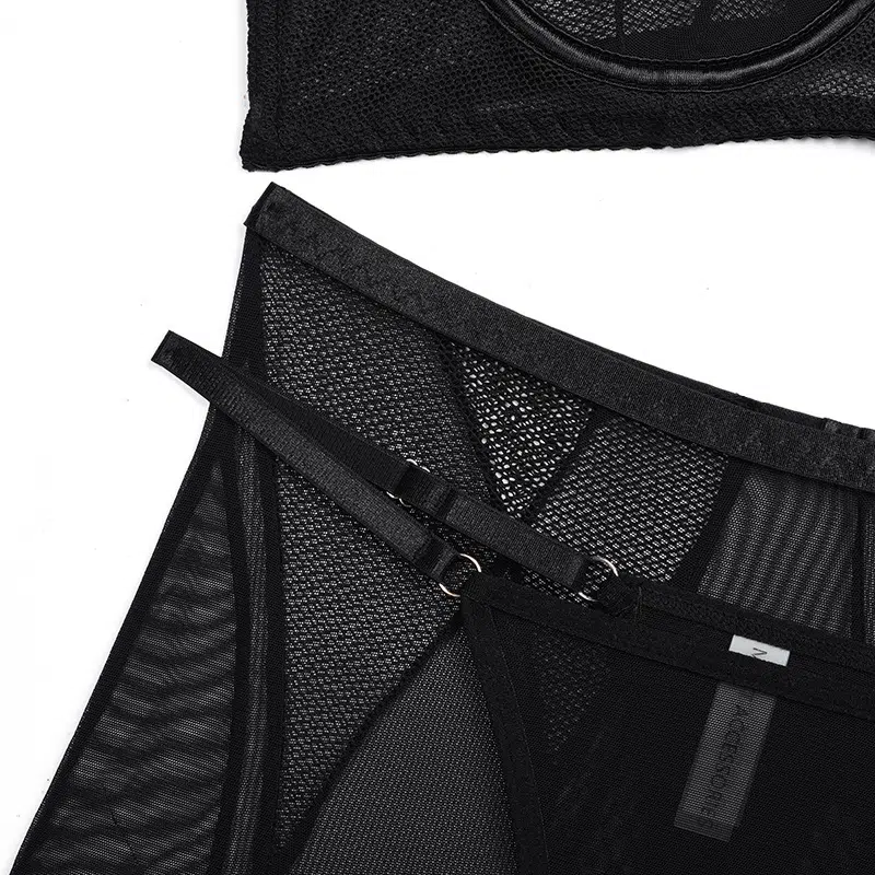 3-teiliges Set aus schwarzem Mesh-Neckholder-BH mit Hüftbedeckung, Strumpfbändern und Taillendetails