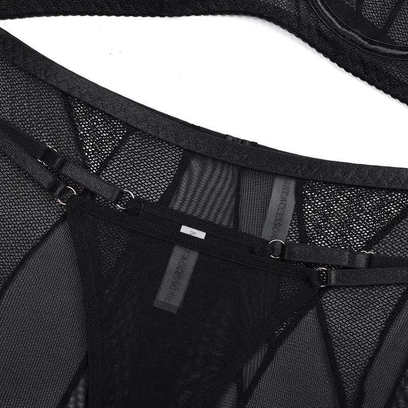 3-teiliges Set aus schwarzem Mesh-Neckholder-BH mit Hüftbedeckung und Strumpfhaltern für die Wait Show