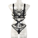 Черный комплект из бюстгальтера и трусиков в сеточку с плетеной строчкой, вид сзади Черный комплект из бюстгальтера и трусиков в сеточку с плетеной строчкой, вид сзади