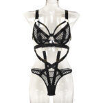 Черный комплект из бюстгальтера и трусиков в сеточку с плетеной строчкой, вид спереди Черный комплект из бюстгальтера и трусиков в сеточку с плетеной строчкой, вид спереди