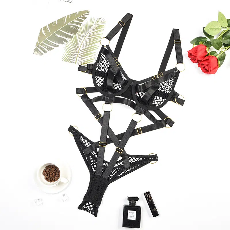 Ensemble soutien-gorge et culotte en résille noire avec surpiqûres tressées