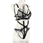 Черный комплект из бюстгальтера и трусиков в сеточку с плетеной строчкой, вид сбоку Черный комплект из бюстгальтера и трусиков в сеточку с плетеной строчкой, вид сбоку