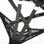 Черный комплект из бюстгальтера и трусиков в сеточку с плетеной строчкой на бретельках Черный комплект из бюстгальтера и трусиков в сеточку с плетеной строчкой на бретельках