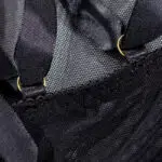 Camisola de malla negra transparente con detalles de cinturón abierto en la espalda