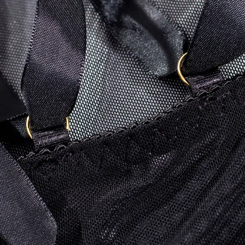 Camisola de malla negra transparente con detalles de cinturón abierto en la espalda