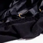 Camisa negra de malla transparente con detalles abiertos en la espalda