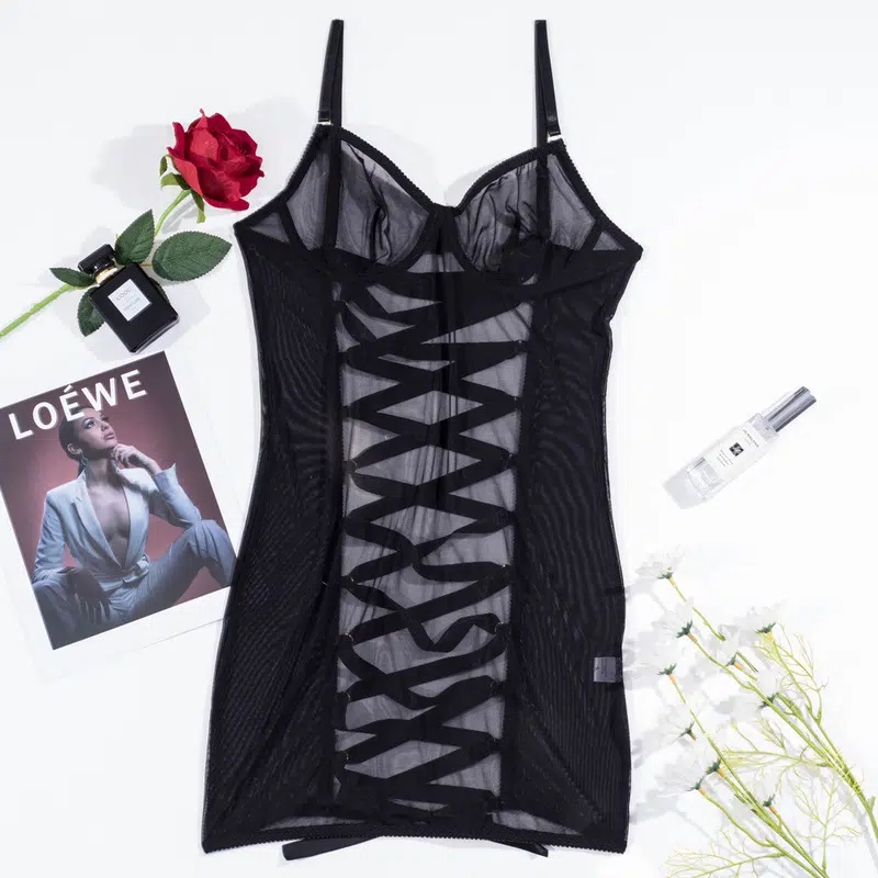 Camisa negra de malla transparente con espalda abierta Vista general