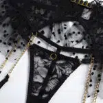 Schwarzes, sexy, transparentes Spitzen-BH-Set mit gerüschtem Strumpfhaltermaterial Schwarzes, sexy, transparentes Spitzen-BH-Set mit gerüschtem Strumpfhaltermaterial
