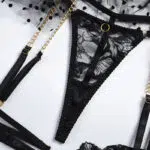 Schwarzes, sexy, transparentes Spitzen-BH-Set mit gerüschter Strumpfband-Höschenshow Schwarzes, sexy, transparentes Spitzen-BH-Set mit gerüschter Strumpfband-Höschenshow