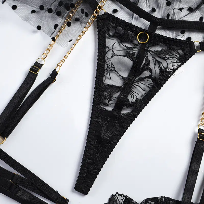 Black Sexy Sheer Lace Bra Set with Ruffled Garter Panty Show Schwarzes, sexy, transparentes Spitzen-BH-Set mit gerüschter Strumpfband-Höschenshow