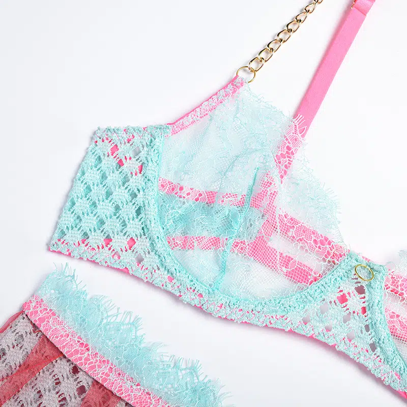 Contrasting Color Bra Set with Metal Chain Strap Bra Details