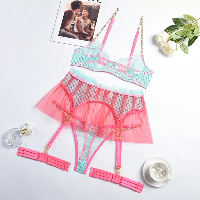 Contrasting Color Bra Set with Metal Chain Strap Over View