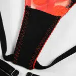 Kontrastinen läpinäkyvä pitsitrio, jossa on röyhelöiset sukkanauhat ja haarojen yksityiskohdat