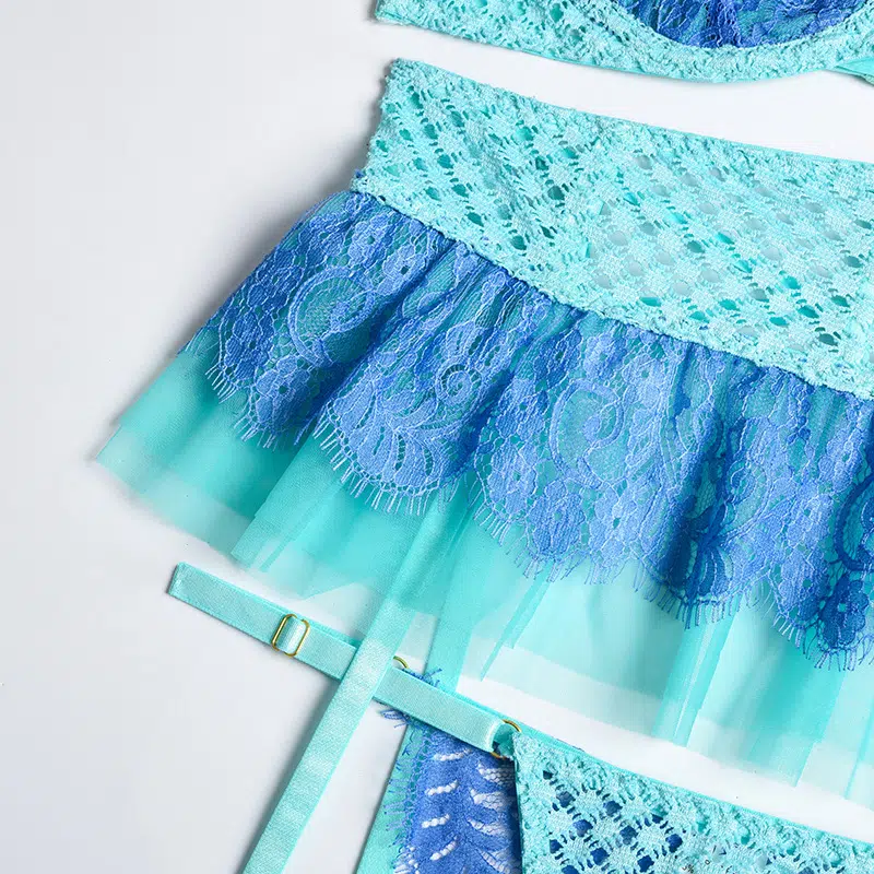 Conjunto de sutiã verde com alça de penas e detalhes na cintura