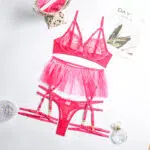 Conjunto de sujetador de encaje floral transparente sexy rosa intenso con faja de borlas Vista general
