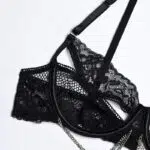 Spitzen-BH und Tanga-Set mit Brustausschnitt und Ketten-BH-Details Spitzen-BH und Tanga-Set mit Brustausschnitt und Ketten-BH-Details