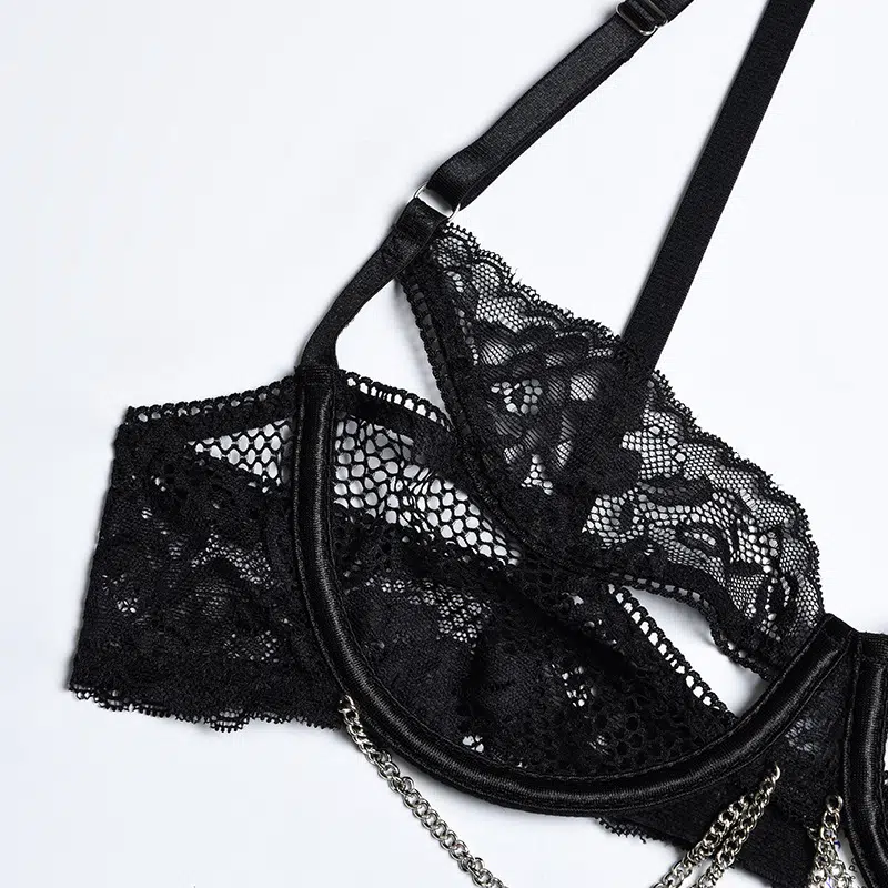 Lace Bra & Thong Set with Bust Cutout and Chain Bra Details Spitzen-BH und Tanga-Set mit Brustausschnitt und Ketten-BH-Details