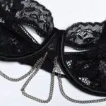 Spitzen-BH und Tanga-Set mit Brustausschnitt und Ketten-BH-Show Spitzen-BH und Tanga-Set mit Brustausschnitt und Ketten-BH-Show