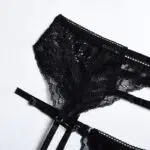 Spitzen-BH- und Tanga-Set mit Brustausschnitt und Kettenstrumpfbanddetails Spitzen-BH- und Tanga-Set mit Brustausschnitt und Kettenstrumpfbanddetails