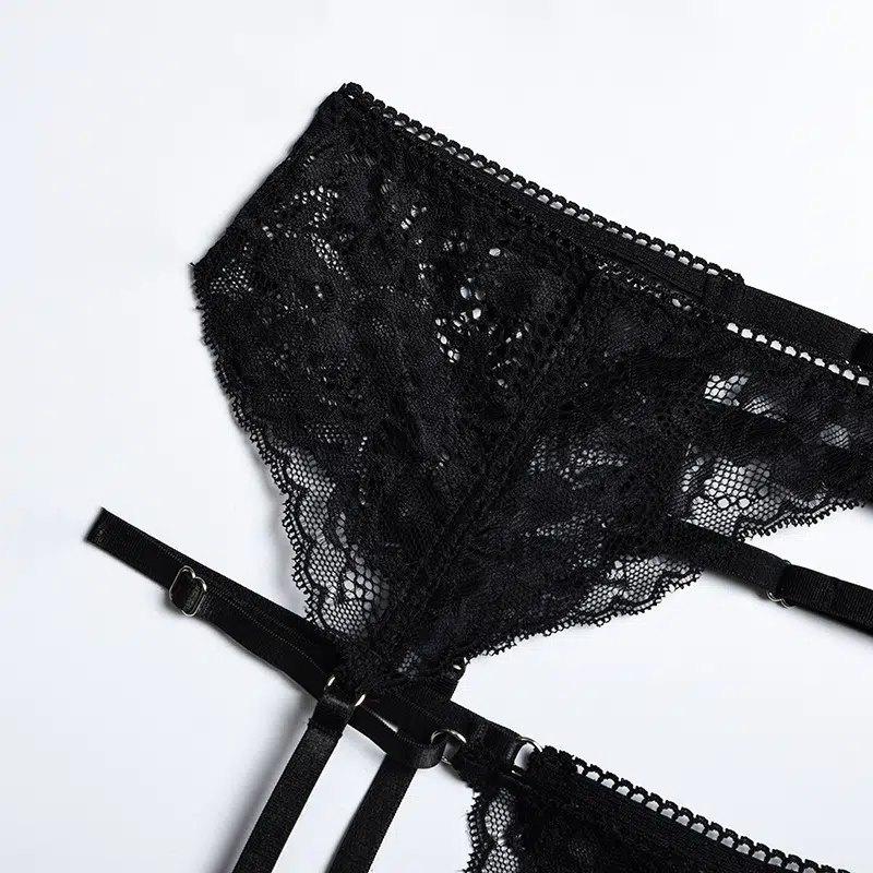 Lace Bra & Thong Set with Bust Cutout and Chain Garter Details Spitzen-BH- und Tanga-Set mit Brustausschnitt und Kettenstrumpfbanddetails