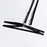 Ensemble soutien-gorge et string en dentelle avec découpe sur le buste et détails de l'anneau de jambe en chaîne