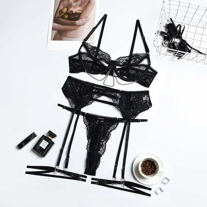 Lace Bra & Thong Set with Bust Cutout and Chain Over View Set aus Spitzen-BH und Tanga mit Brustausschnitt und Kettenüberblick