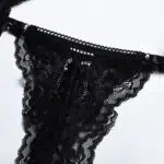 Spitzen-BH- und Tanga-Set mit Brustausschnitt und Kettenhöschendetails Spitzen-BH- und Tanga-Set mit Brustausschnitt und Kettenhöschendetails